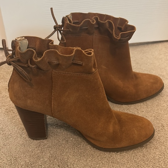 Crown & Ivy Brown Ankle Boots with Ruffle Detail size 8.5 M - Picture 5 of 6